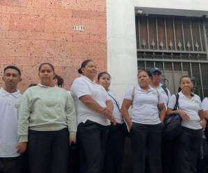 Los empleados decidieron protestar frente a la Secretaría de Salud, debido a la falta de pago que tiene la institución con la empresa de limpieza.