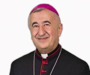 Un sacerdote fue arrestado en San Diego, California, Estados Unidos, acusado de malversar fondos de la iglesia que presuntamente utilizaba para viajes frecuentes y visitas a clubes nocturnos, además de enfrentar cargos por lavado de dinero que podrían superar el millón de dólares.