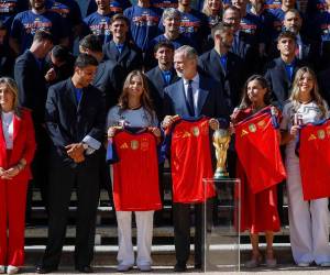 El rey Felipe VI ha dado la enhorabuena este lunes a la selección española de fútbol por un triunfo épico en el Mundial, una odisea en la que un equipo solidario y generoso, que ha sido una piña, ha ganado el campeonato con garra y aguante para toda España.