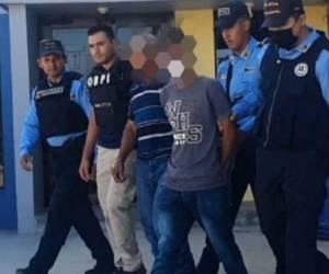 Momento en que el individuo era trasladado por agentes policiales tras su aprehensión.