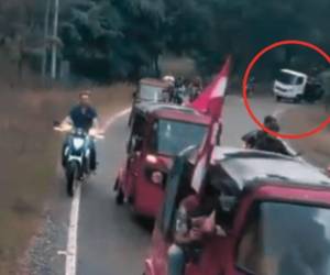 El momento exacto en que un camión que transportaba a varias personas en una caravana política en San José de Colinas, Santa Bárbara, en el noroccidente de Honduras, quedó grabado en video.
