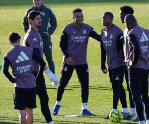 El Real Madrid se disputa la cima de LaLiga con Barcelona y boleto a siguiente ronda de Champions.