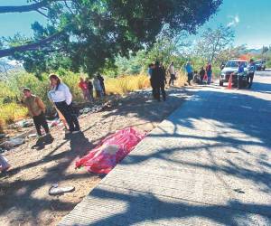 El cuerpo del motociclista Erick Mauricio Díaz Rivera quedó tirado en la orilla de la carretera, cerca del vehículo en el que impactó.