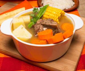 Sopa de olla o sopa de res, una delicia de la gastronomía catracha que se disfruta como tradición los domingos en familia.