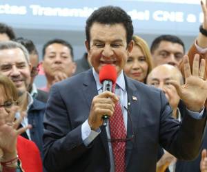 Salvador Nasralla lidera el voto en el exterior, mientras Nasry Asfura se mantiene al frente en el conteo nacional, según el CNE.