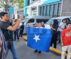 Militantes del Partido Nacional llegaron este lunes a los Juzgados de Criminalidad Organizada de Tegucigalpa para manifestar su respaldo a Juan Orlando Hernández, quien enfrenta este día la audiencia de declaración de imputado en el caso Pandora II. En la zona no hay paso vehicular debido a la manifestación.