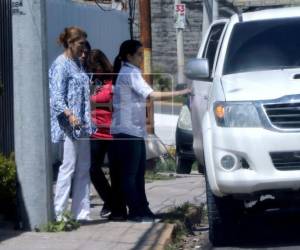 El equipo de Medicina Forense, a su salida de la funeraria en la que son velados los restos mortales de Sandra Isabel Díaz del Valle Hernández.