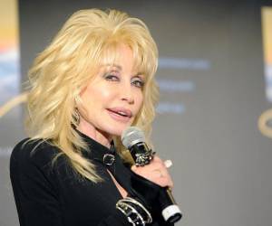 Dolly Parton no solo creó música que unió a muchos, sino que también dedicó su vida a ayudar a los necesitados, dijo la gobernadora de Nueva York, Kathy Hochul.