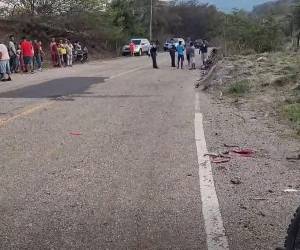 Los motociclistas impactaron entre sí y perdieron la vida en el sector.