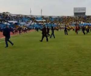 A segundos de concluir el partido, afición de Real España inició en caos al invadir la cancha del Olímpico.