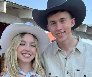 La actriz Sydney Sweeney confirmó que su hermano, Trent Sweeney, miembro de las Fuerzas Aéreas de Estados Unidos, fue desplegado en Medio Oriente en el contexto del conflicto con Irán.