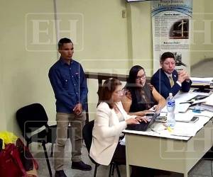 Jarold Rolando Perdomo, expolicía acusado por el Ministerio Público de femicidio agravado, comparece al inicio de la repetición del juicio por la muerte de Keyla Patricia Martínez en los tribunales de Siguatepeque.