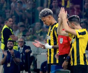 Kervin Arriaga finalmente debutó con el AEK Atenas, actual campeón de Grecia.
