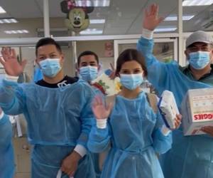 Su gesto de solidaridad conmovió a médicos, enfermeras e invitados que participaron en la entrega de colchas, ropa y artículos de higiene.