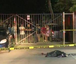 El cuerpo de la víctima fue cubierto con un plástico negro por vecinos del lugar.