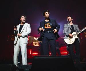 Los Jonas Brothers han lanzado Hey Jonas!, un pódcast semanal en alianza exclusiva con iHeartMedia. El martes 19 de mayo quedó disponible un episodio introductorio de 13 minutos, mientras que el primer capítulo oficial se estrenó hace apenas unas horas.