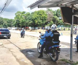 Elementos de la Policía Nacional de Honduras llegaron a la escena del crimen tras el crimen.
