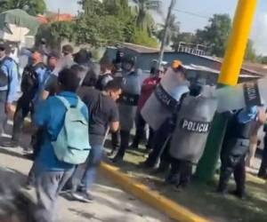 Los manifestantes fueron enfrentados por los uniformados con el uso de gas lacrimógeno.