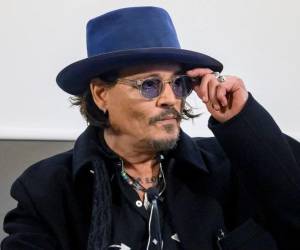 El actor Johnny Depp presenta su primera escultura, una especie de híbrido entre figura humana y conejo, realizada en bronce.