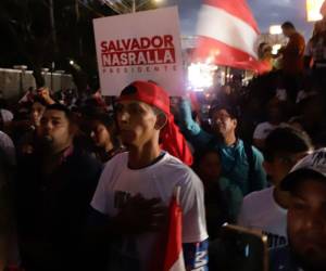 Los simpatizantes del Partido Liberales se retiraron del Centro Logístico Electoral ante las protestas de Libre.