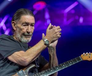 Con inmensa tristeza anunciamos la muerte de nuestro querido Chris. Falleció pacíficamente en el hospital rodeado de su familia, dijeron sus parientes al recordar al también guitarrista.