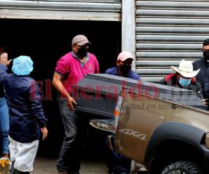 Los familiares al momento de retirar de la morgue de Medicina Forense el cadáver del menor José Abraham Godoy Ruíz.