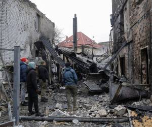 Residentes inspeccionan los daños en el lugar de un ataque ruso contra un edificio privado en Kiev, Ucrania, el 27 de diciembre de 2025, durante la invasión rusa. Al menos una persona murió y otras 27 resultaron heridas, incluidos dos niños, en Kiev como resultado de los ataques combinados rusos contra Ucrania durante la noche, utilizando unos 500 drones de choque y 40 misiles de diferentes tipos, según el Servicio Estatal de Emergencias de Ucrania.