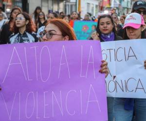Marcha del 8M reúne a miles de mujeres en Ciudad de México para denunciar violencia machista.