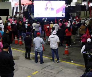 La militancia de Libertad y Refundación (Libre) dio sus últimos vivas la noche del lunes, mientras escuchaban el discurso de su candidata Rixi Moncada.