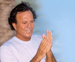 La Fiscalía de la Audiencia Nacional española ha archivado la investigación que abrió para analizar una denuncia contra el cantante Julio Iglesias por presunto acoso y agresión sexual en 2021 a dos empleadas en República Dominicana y Bahamas, ante la falta de jurisdicción y competencia de los tribunales españoles.