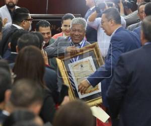 Los héroes de España 1982 recibieron este miércoles 17 de junio una Condecoración de Honor del Congreso Nacional en el grado de Gran Cruz con Placa de Plata y Pergamino Especial, en reconocimiento a la primera clasificación mundialista de Honduras. Aquí las imágenes del emotivo momento.