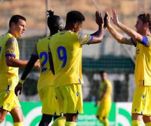 Anthony Lozano celebra su anotación con el Cádiz.