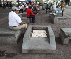 La Plaza Cívica Francisco Morazán, orgullo capitalino, hoy luce abandonada, sin alumbrado, con bancas rotas y promesas sin cumplir.