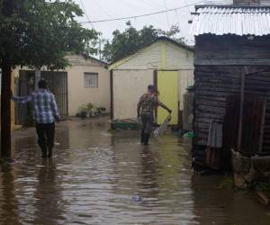 Habitantes de los barrios pobres de la región caminaban este lunes entre sus viviendas de madera con el agua hasta los tobillos.