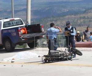 El cadáver del hombre quedó tendido en la acera, a pocos centímetros de su automotor.