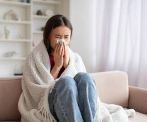 La influenza es una enfermedad respiratoria aguda causada por los virus de influenza A y B, que se transmite principalmente por gotículas respiratorias.