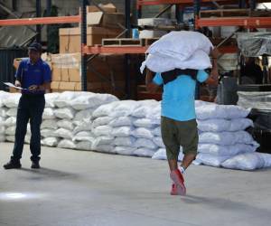 La distribución de las raciones de alimentos para las familias afectadas por la sequía en municipios de Choluteca y El Paraíso, se realiza desde la sede regional de Copeco en Choluteca.