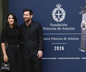 En un emotivo viaje a Oviedo, el astro argentino dedica el reconocimiento a la memoria de su progenitor y repasa la huella imborrable de su infancia.