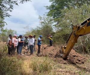 Tras la petición de los pobladores, la Vicealcaldía gestionó maquinaria para facilitar los trabajos de un proyecto que llevará agua a 400 familias.