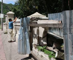 Las columnas quebradas y las láminas de zinc que cubren el muro perimetral del parque La Concordia siguen expuestas, mientras la reparación definitiva de la estructura continúa pendiente.