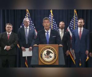 El Gobierno de Estados Unidos ordenó el cierre de emergencia de 110 escuelas de manejo comercial que graduaban a conductores sin dominio del idioma inglés.