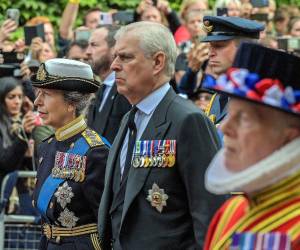 Pese a ser el paria de la familia real británica, el expríncipe Andrés sigue manteniendo sus derechos dinásticos y actualmente ocupa el octavo puesto en la línea de sucesión al trono británico.