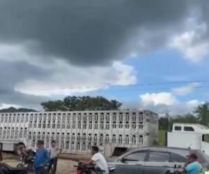 El lugar del accidente en la colonia de Poncaya, Olancho, donde Selvin Vázquez perdió la vida al electrocutarse mientras tomaba una fotografía.