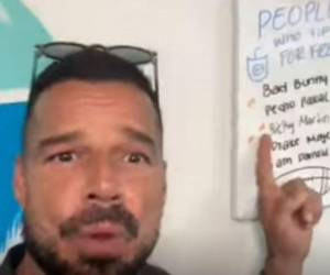 La sorpresa del día ocurrió en Miami, Ricky Martin entra al bar que tenía su nombre en la pizarra.