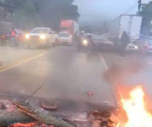 Simpatizantes de Libre mantienen manifestaciones en carreteras pidiendo recuento de votos para Aldana.