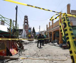 Al menos diez personas fallecieron y 64 resultaron heridas por un accidente con pirotecnia en el marco de unas fiestas patronales en la parroquia de la comunidad de Santa María Canchesdá, municipio de Temascalcingo, en el estado de México, vecino a la capital. Aquí las imágenes de los destrozos que dejó el incidente.