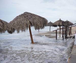 Fotografía que muestra el oleaje en una playa este sábado de Puerto Vallarta en Jalisco.
