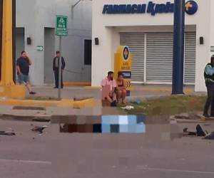 En la zona hay esparcidas varias partes de la motocicleta.