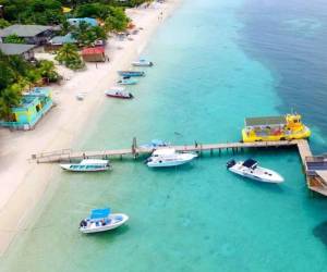 Las bellezas de Roatán son innumerables. Sus aguas azul turqueza es uno de los principales atractivos.