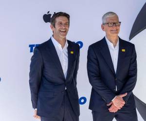 John Ternus asumió hoy la dirección ejecutivo de Apple, y Tim Cook pasa al puesto de presidente ejecutivo.